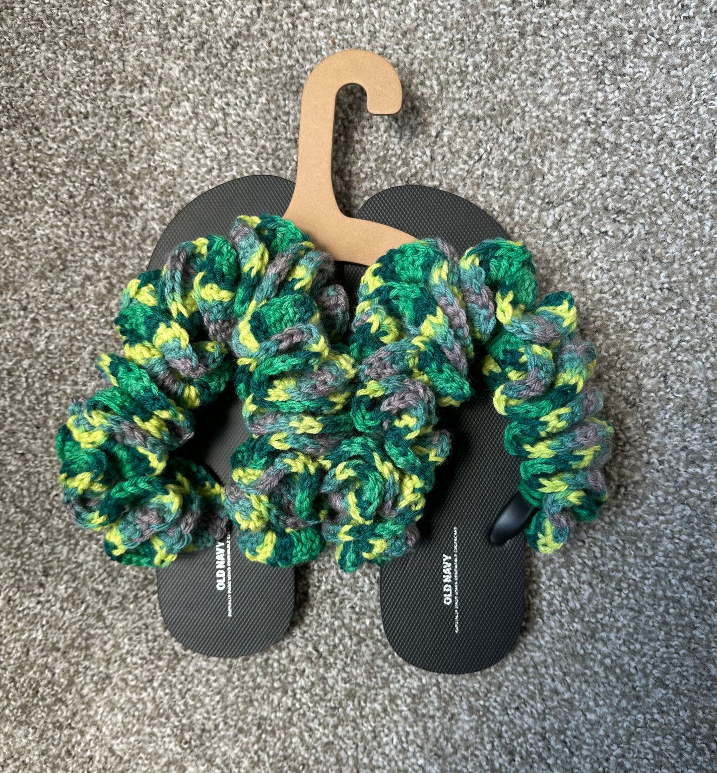 Women's Ruffle Flip Flops - Black