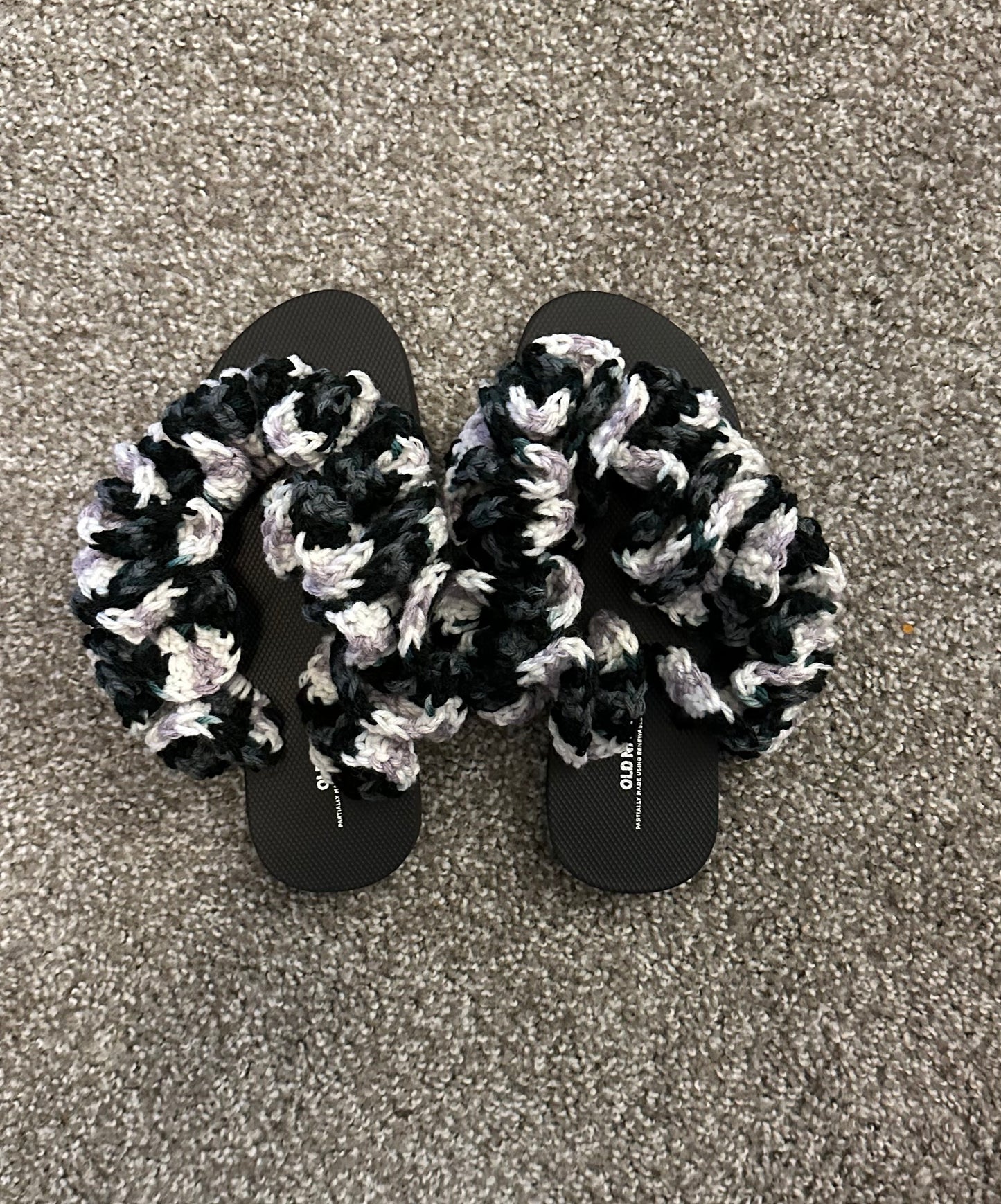 Women's Ruffle Flip Flops - Black